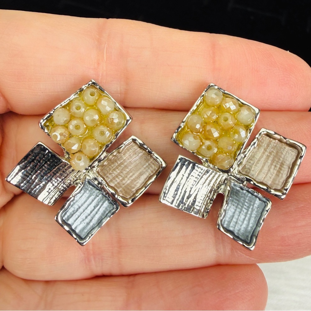 Vintage interesting Silvertone pierced earrings - Picture 5 of 8